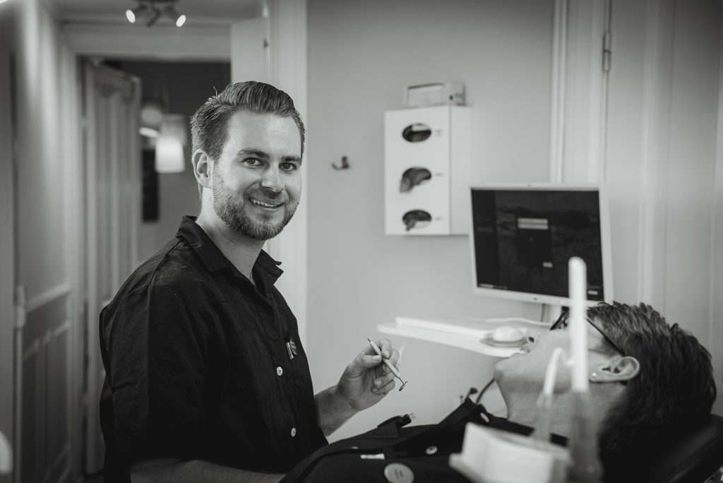 Tandläkare Adam Kutti genomför en kontroll på tänder. 