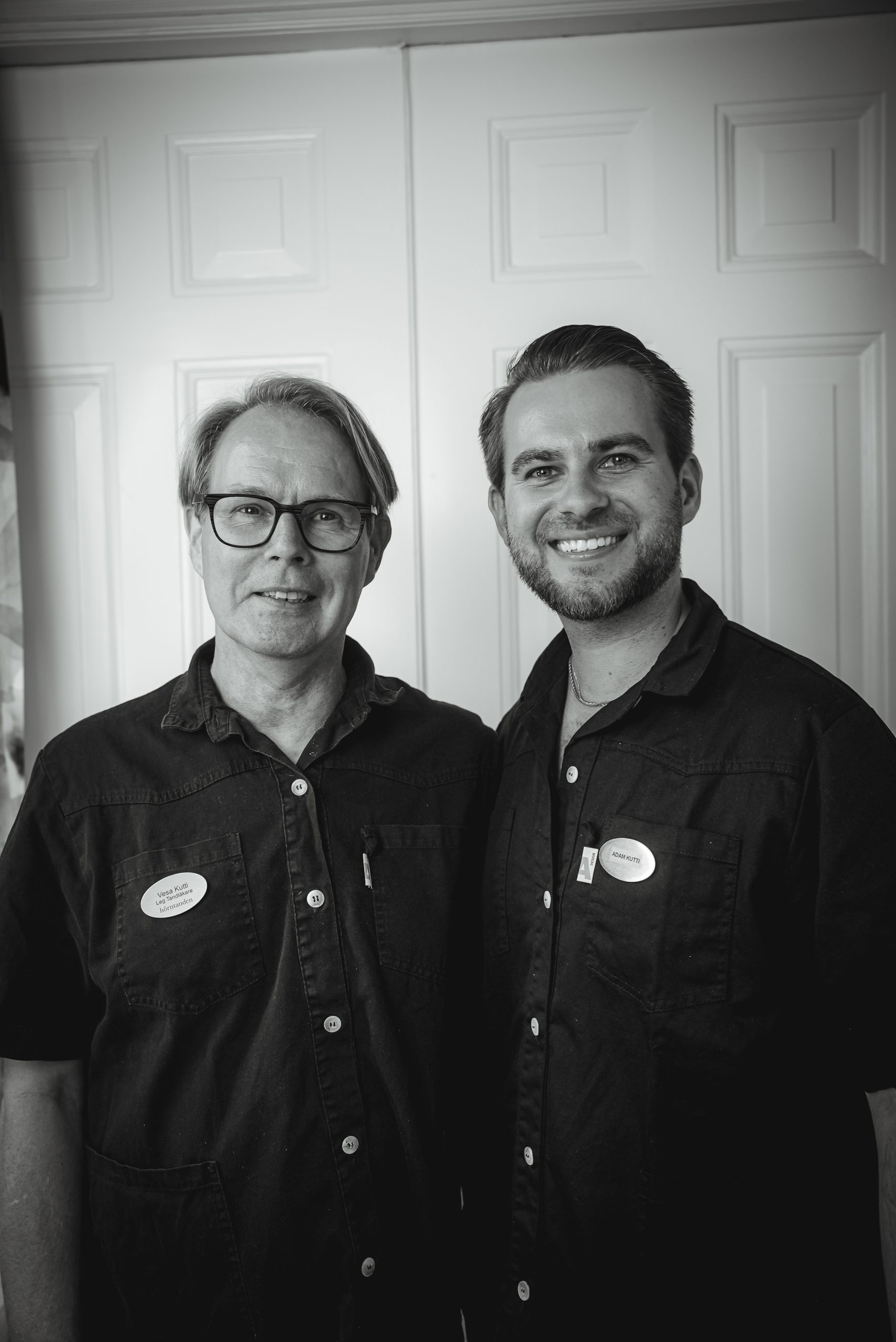 Adam och Vesa Kutti i en svartvit bild